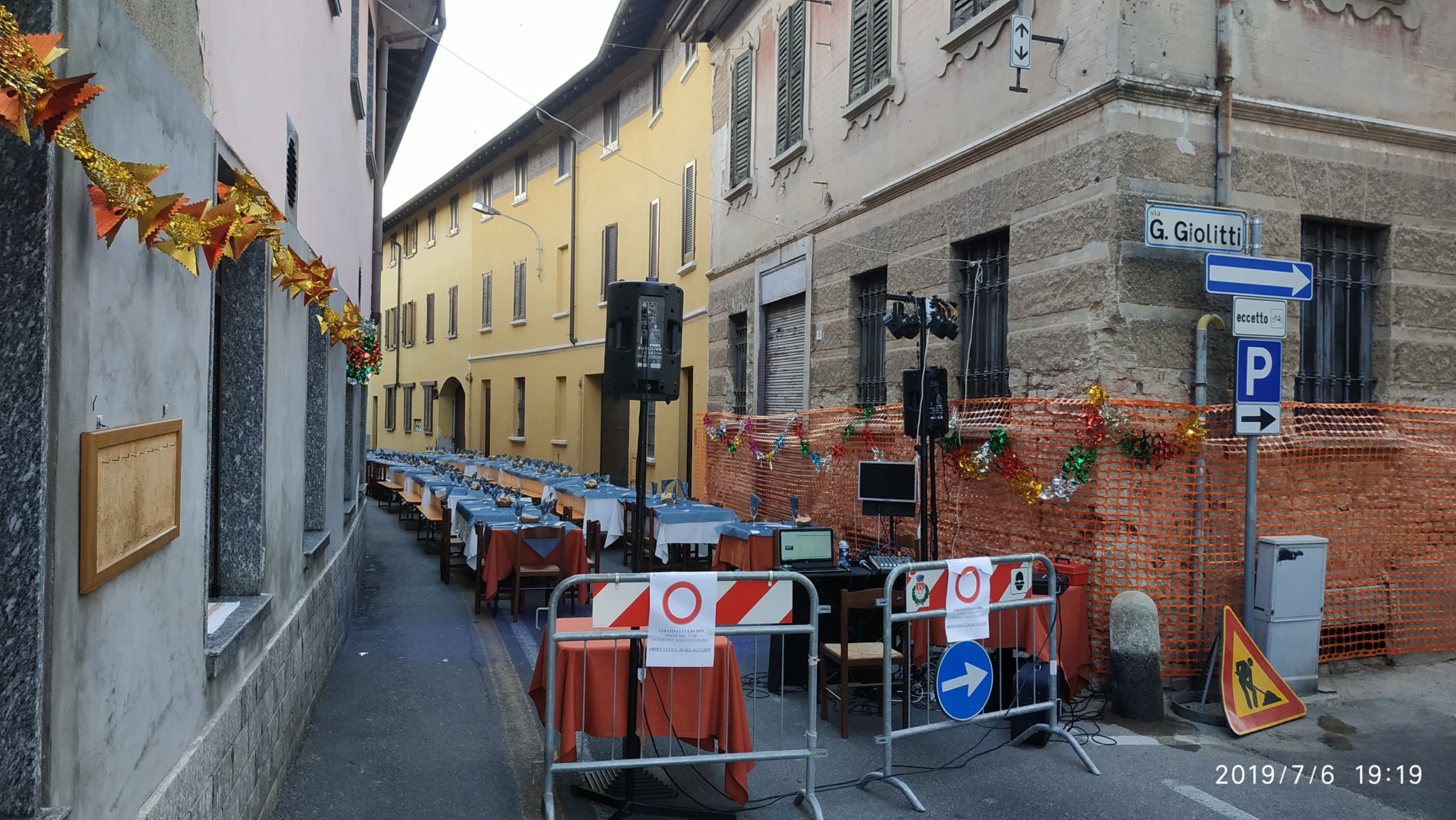 Setup DJ allestito in strada per evento esterno