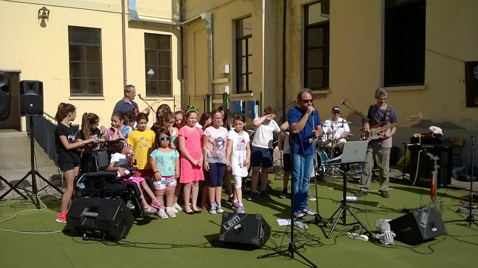 Performance Live con forte illuminazione blu