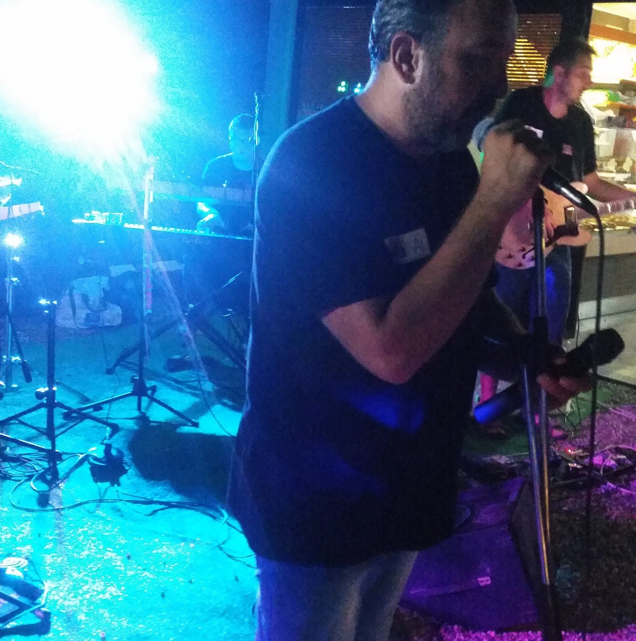 Performance Live con forte illuminazione blu (dettaglio)