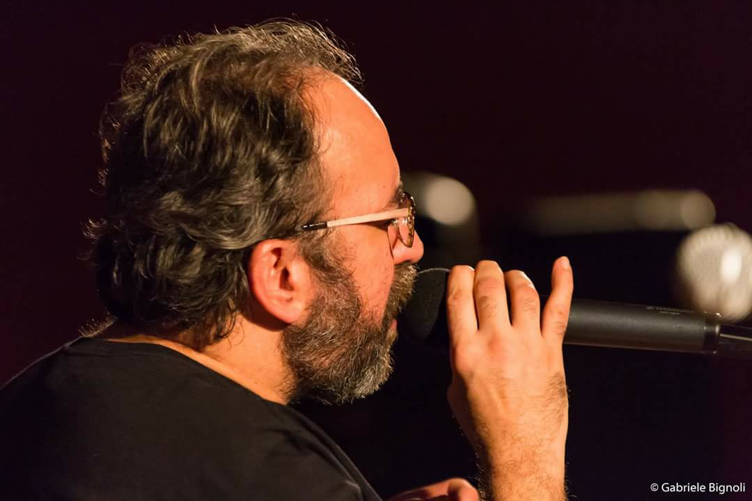 Momento Karaoke con persone che cantano